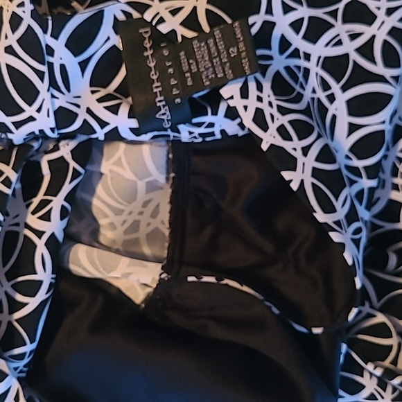 Shoulder-baring black and white, knee-length dress - Picture 10 of 10